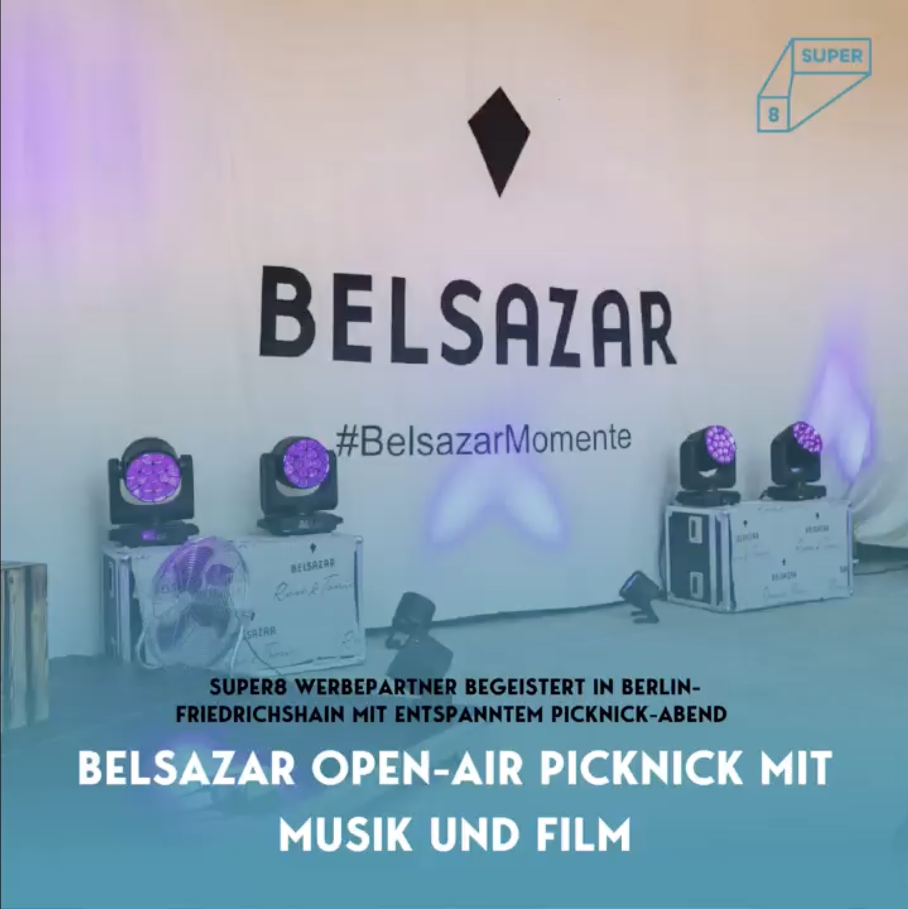 Belsazar Open-Air Picknick mit Musik und Film in Berlin im Freiluftkino Friedrichshain, Leinwand mit Belsazar Logo und pinker Beleuchtung