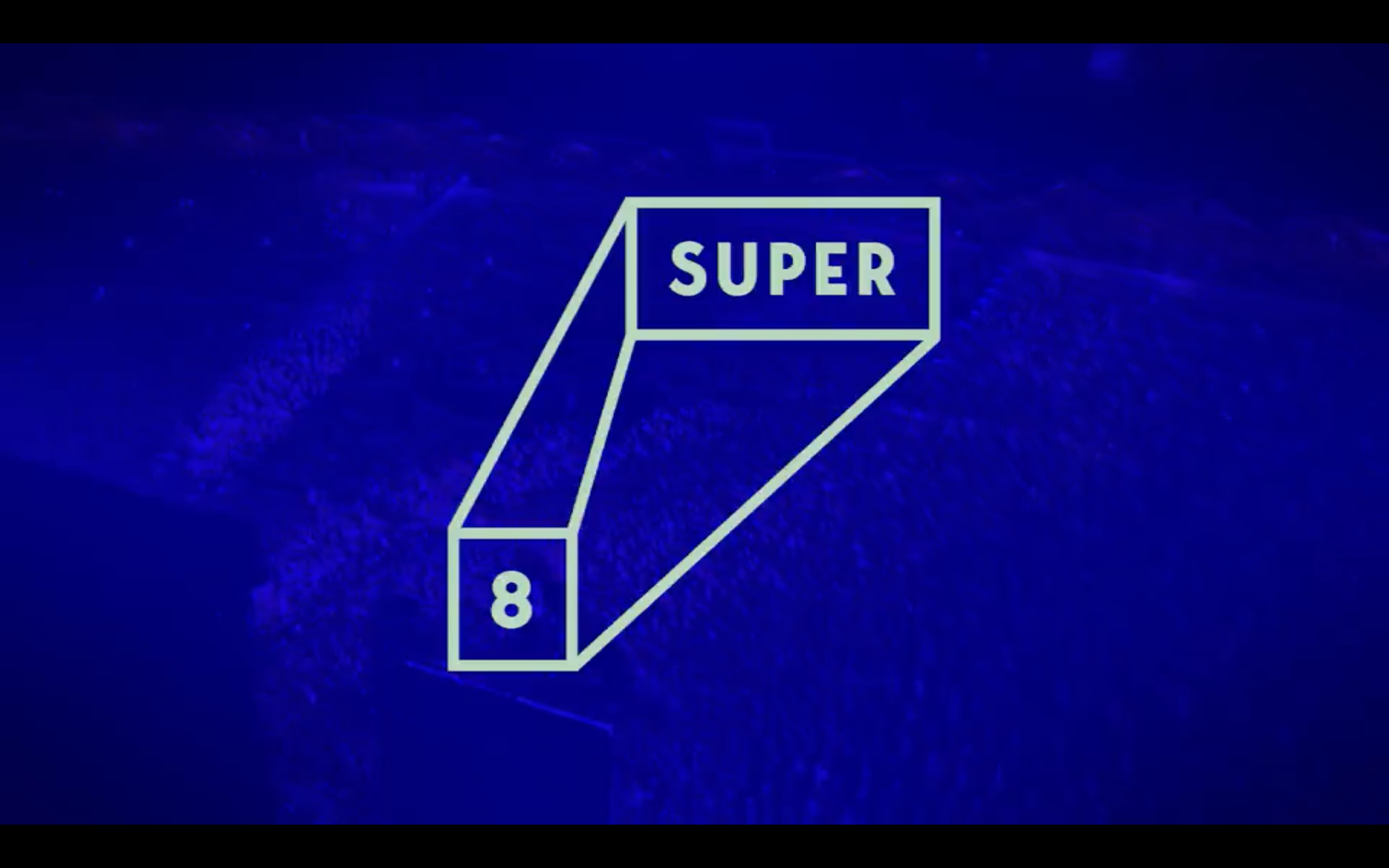 grünes Super8 Logo auf blauem Hintergrund