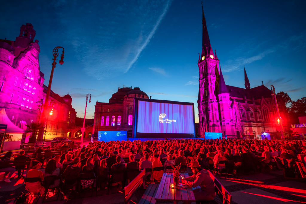 Filmnächte Chemnitz auf dem Theaterplatz, Gebäude Pink beleuchtet