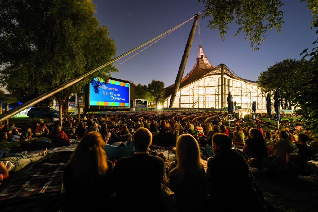 Kino am Olympiasee im Olympia Park München Aufnahme kurz vor Filmstart