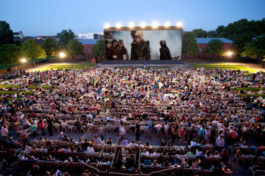 Open-Kino am Schloss Gottesaue in Karlsruhe, Großaufnahme von hinten oben mit Blick auf die Leinwand